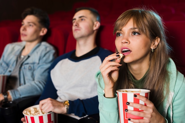 Grupo de gente joven en el cine