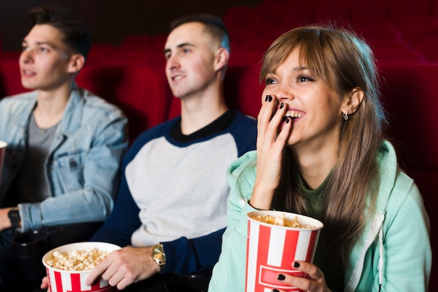 Grupo de gente joven en el cine