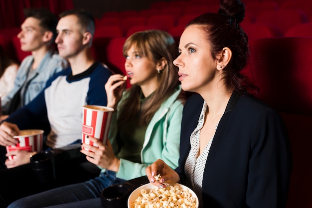 Grupo de gente joven en el cine