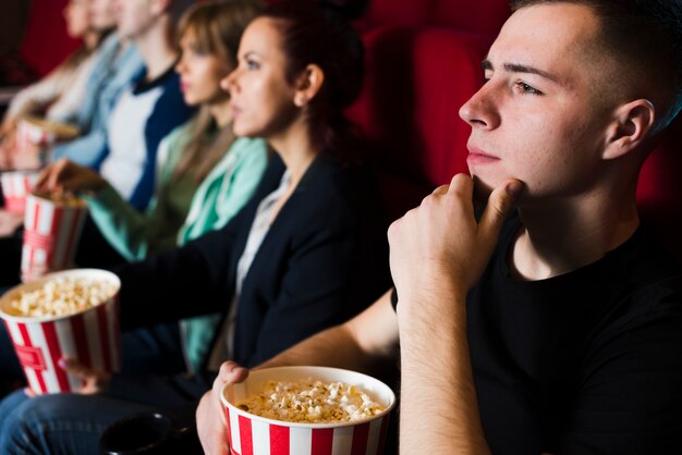 Grupo de gente joven en el cine