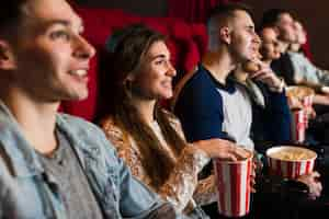 Foto gratuita grupo de gente joven en el cine