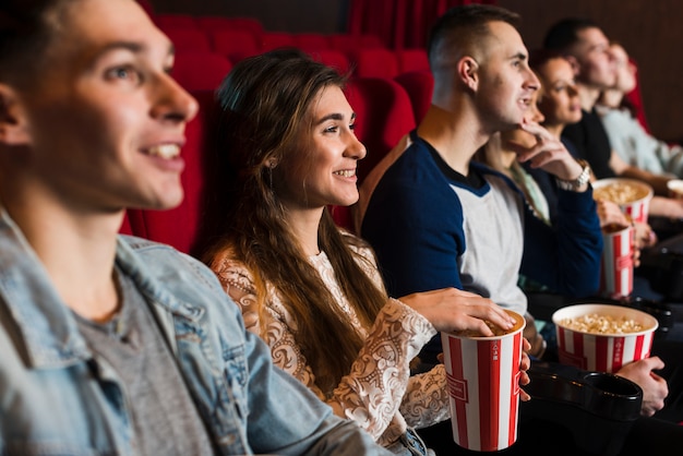 Grupo de gente joven en el cine