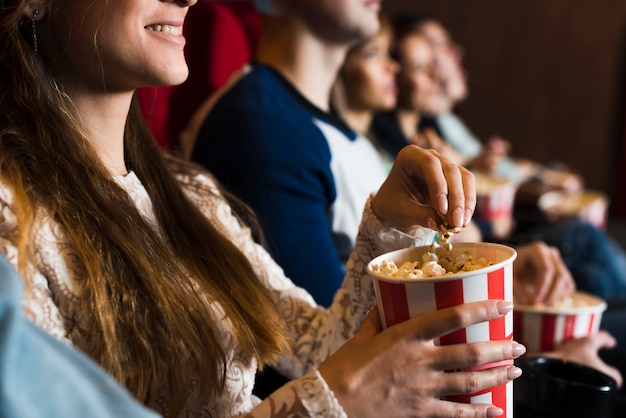 Grupo de gente joven en el cine