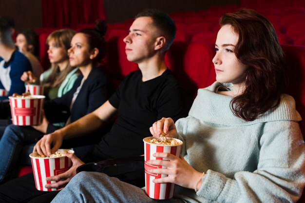 Grupo de gente joven en el cine
