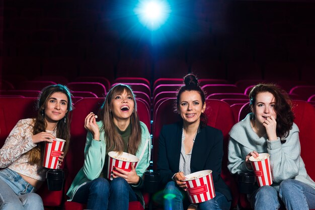 Grupo de gente joven en el cine