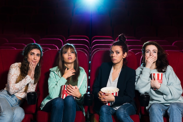 Grupo de gente joven en el cine