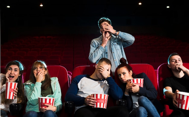 Foto gratuita grupo de gente joven en el cine