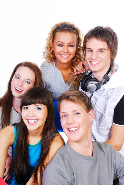 Grupo de gente joven hermosa aislada en un fondo blanco.