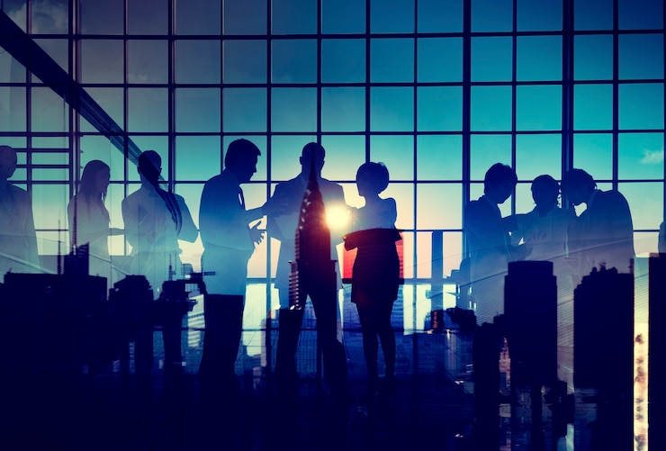 Foto gratuito grupo de gente de negocios de intercambio de ideas con silueta puesta de sol