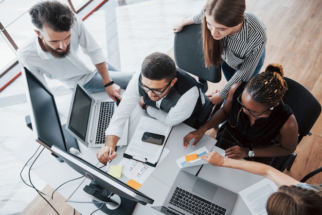 Un grupo de gente ocupada multinacional que trabaja en la oficina.