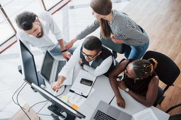 Un grupo de gente ocupada multinacional que trabaja en la oficina.