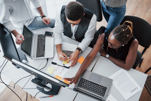 Un grupo de gente ocupada multinacional que trabaja en la oficina.