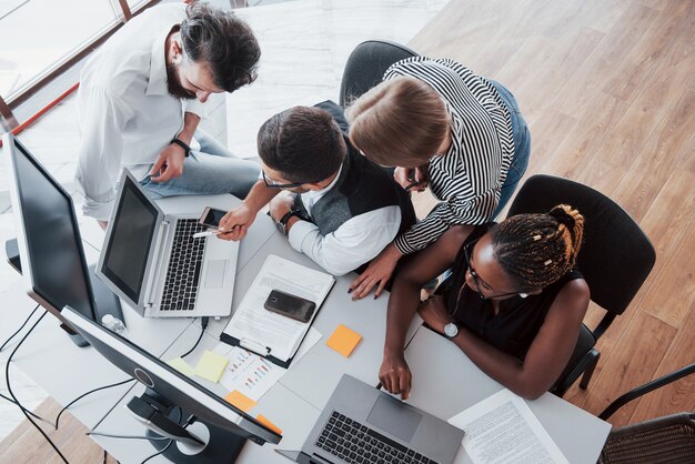 Un grupo de gente ocupada multinacional que trabaja en la oficina.