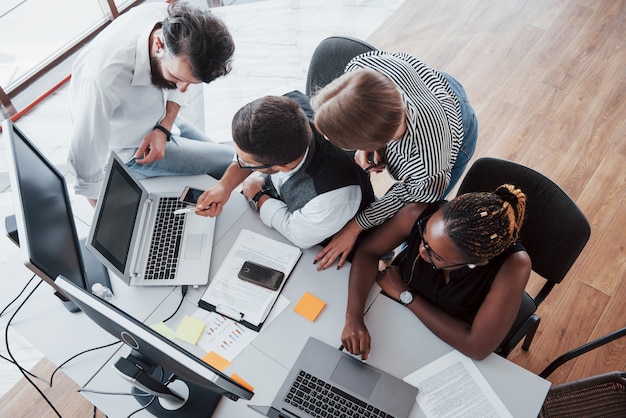 Un grupo de gente ocupada multinacional que trabaja en la oficina.