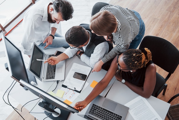 Un grupo de gente ocupada multinacional que trabaja en la oficina.