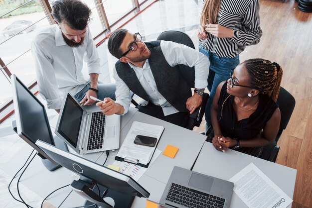 Un grupo de gente ocupada multinacional que trabaja en la oficina.