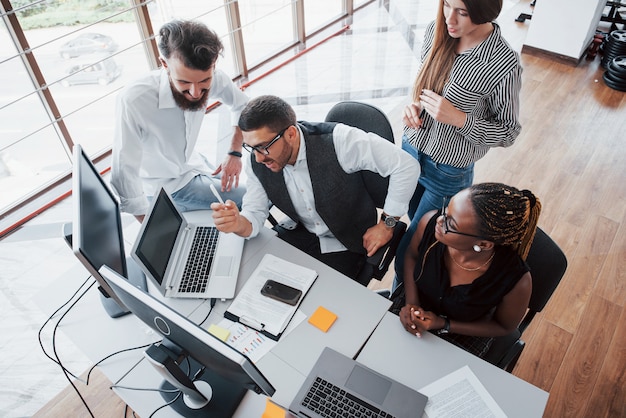 Un grupo de gente ocupada multinacional que trabaja en la oficina.