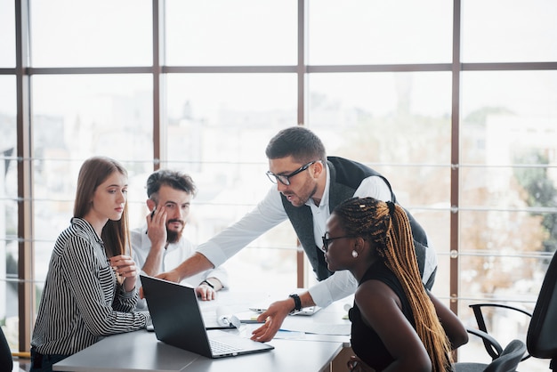 Un grupo de gente ocupada multinacional que trabaja en la oficina.