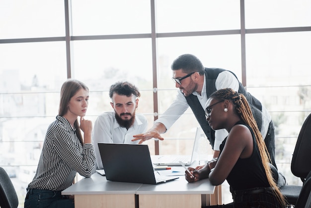 Un grupo de gente ocupada multinacional que trabaja en la oficina.