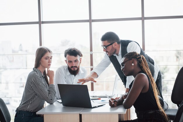 Un grupo de gente ocupada multinacional que trabaja en la oficina.