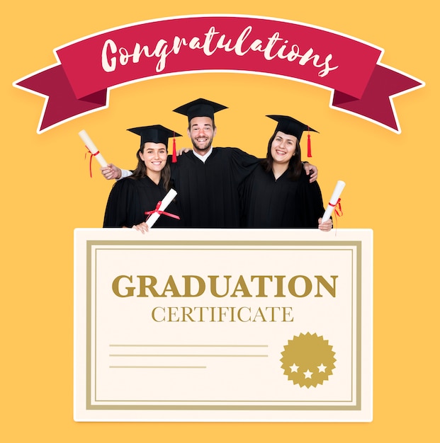 Grupo de graduados en toga y birrete con certificado de graduación.