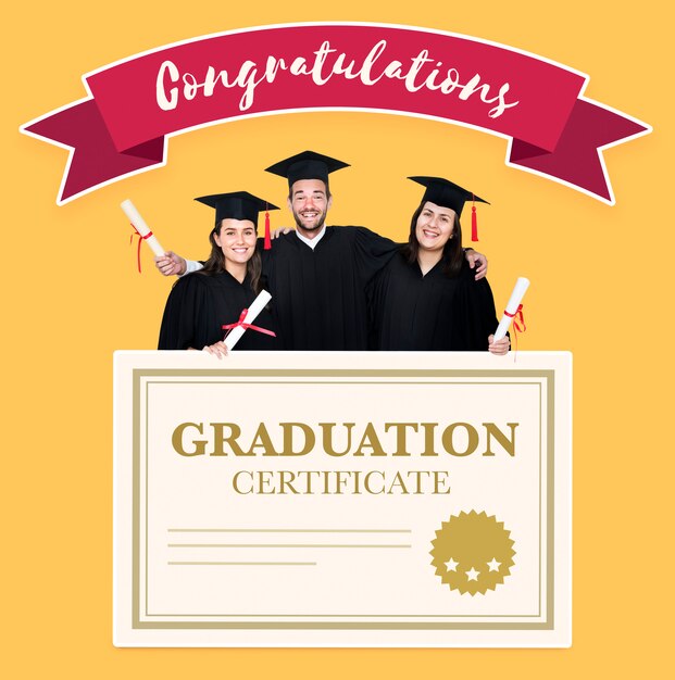Grupo de graduados en toga y birrete con certificado de graduación.