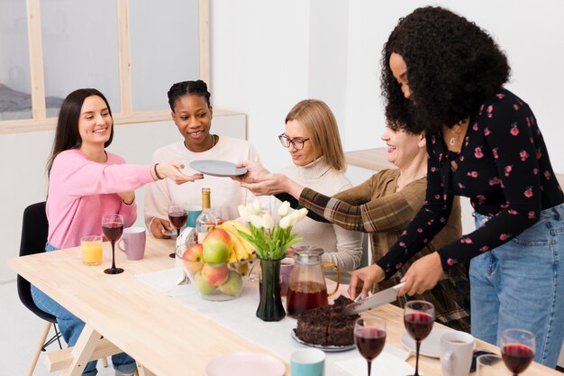 Grupo de hermosas mujeres recibiendo pastel