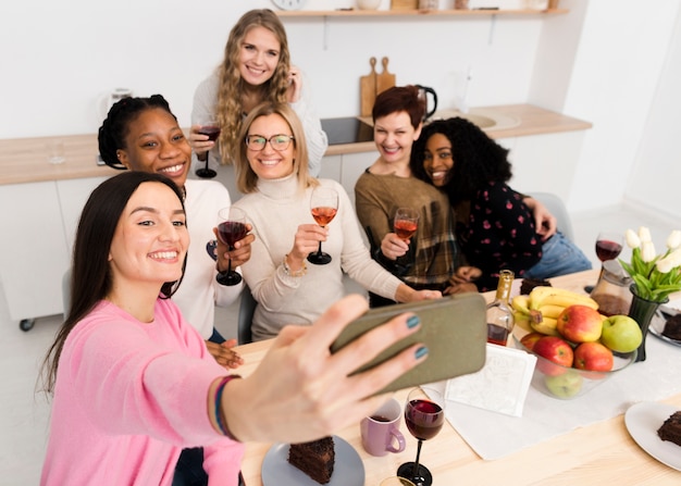 Grupo de hermosas mujeres tomando una selfie juntos