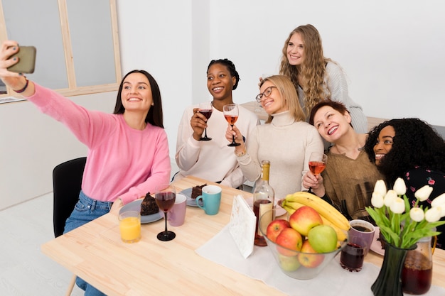 Foto gratuita grupo de hermosas mujeres tomando una selfie