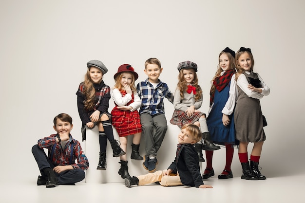 Foto gratuita el grupo de hermosas niñas y niños en una pared en colores pastel