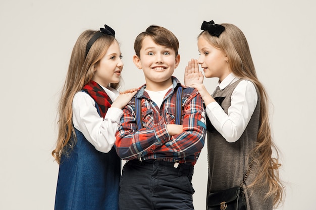 Grupo de hermosos niños posando