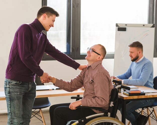 Grupo de hombres adultos felices de trabajar juntos