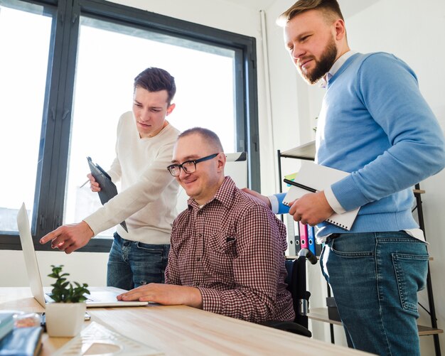 Grupo de hombres adultos trabajando juntos en la oficina