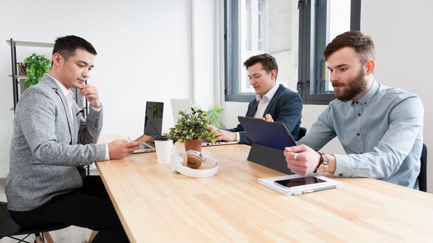 Grupo de hombres adultos trabajando juntos