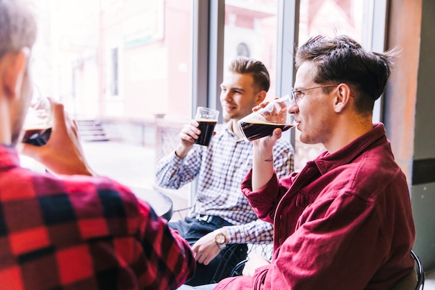 Foto gratuita grupo de hombres bebiendo la cerveza en el bar