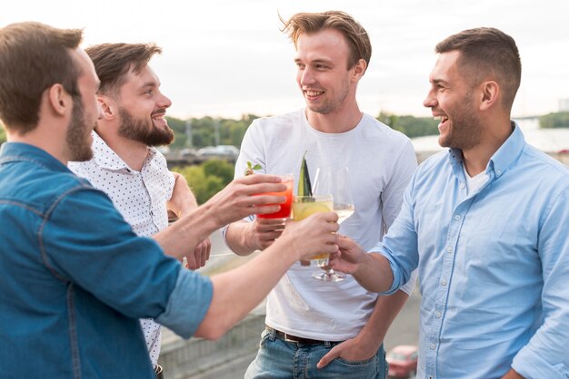 Grupo de hombres brindando en una fiesta