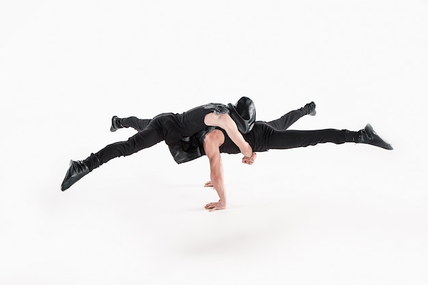 Grupo de hombres caucásicos acrobáticos gimnásticos en pose de equilibrio