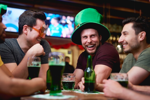 Grupo de hombres disfrutando de tiempo juntos en el pub