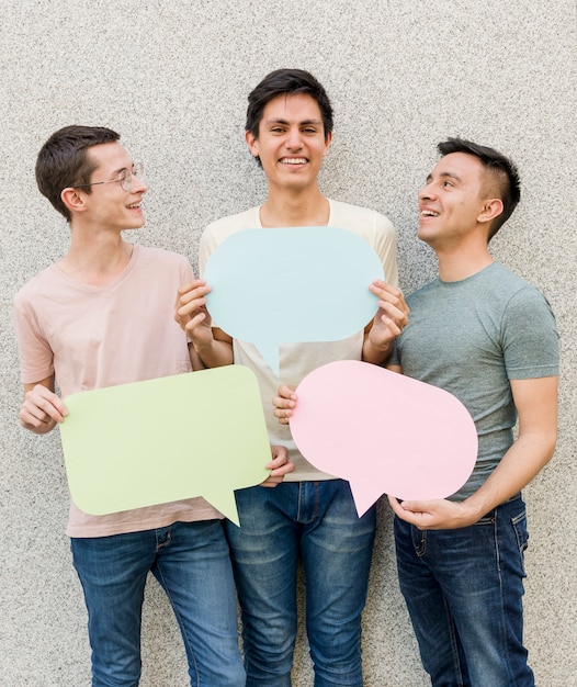 Grupo de hombres jóvenes con burbujas de discurso