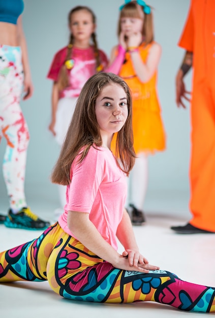 Foto gratuita grupo de hombres, mujeres y adolescentes bailando coreografía de hip hop