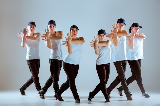 Grupo de hombres y mujeres bailando coreografía de hip hop