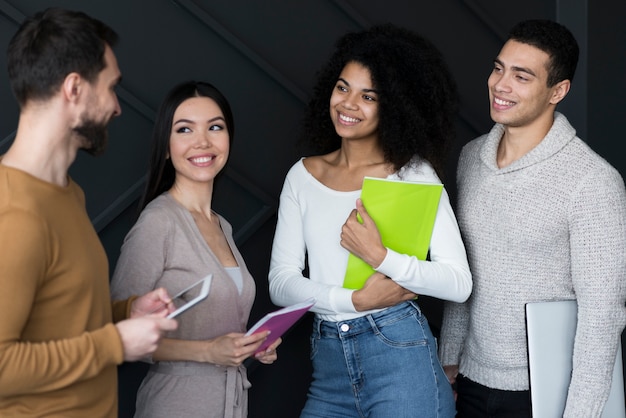 Grupo de hombres y mujeres jóvenes que planean juntos