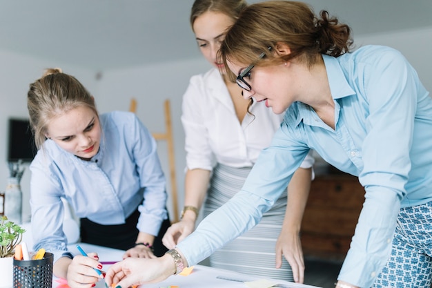 Grupo de hombres de negocios que discuten el trabajo del planeamiento en la reunión