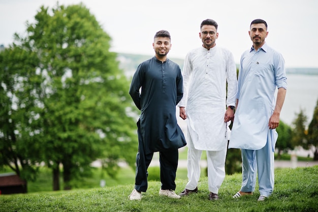 Grupo de hombres pakistaníes con ropa tradicional salwar kameez o kurta
