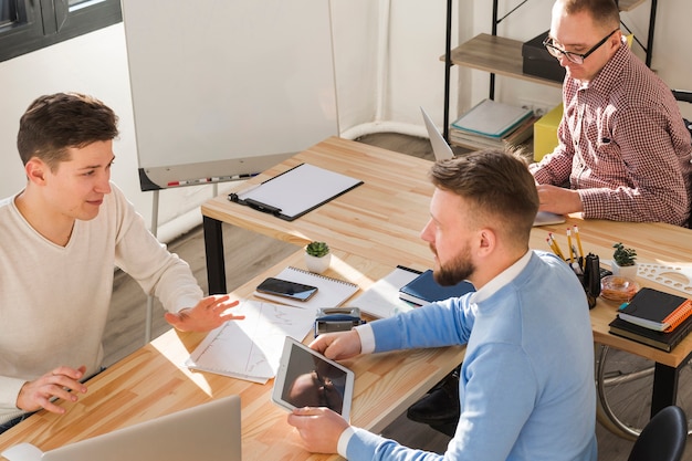 Grupo de hombres trabajando juntos en la oficina