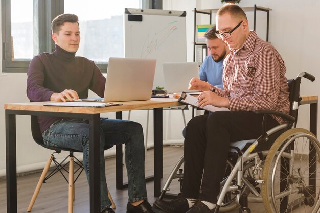 Grupo de hombres trabajando juntos en la oficina