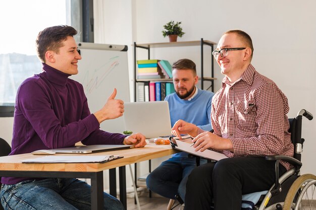 Grupo de hombres trabajando juntos en la oficina