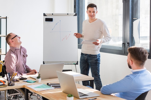 Grupo de hombres trabajando juntos en la oficina