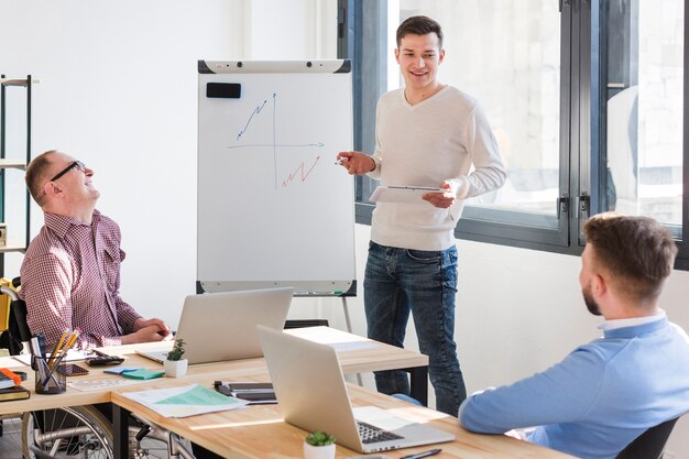 Grupo de hombres trabajando juntos en la oficina