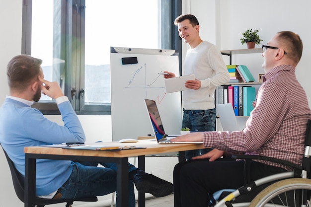 Grupo de hombres trabajando juntos en la oficina